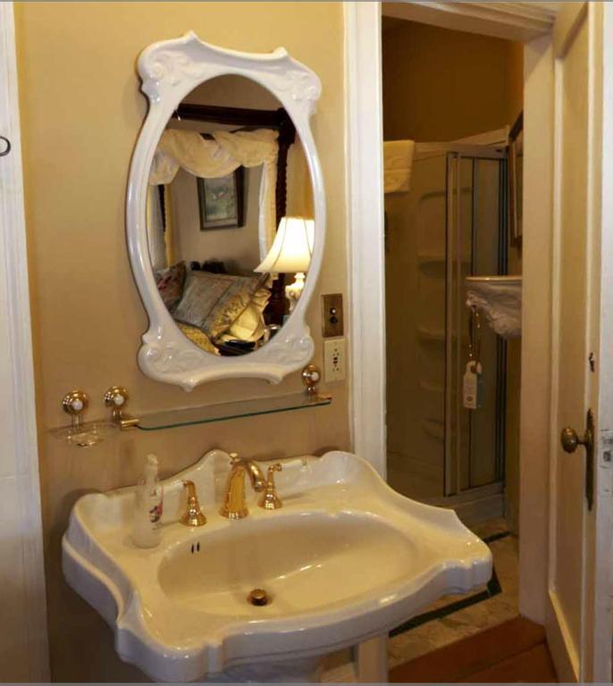 Edgewood Manor Inn Bed And Breakfast Providence Room photo